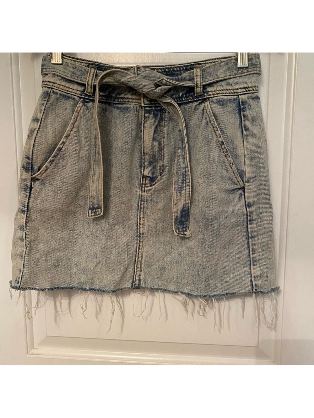 PACSUN SKIRT MINI DENIM ACID WASH FADE BLUE BELT FRAY EDGE POCKETS SIZE 25